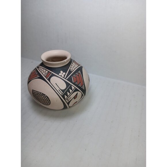 Mata Ortiz pottery Signed by Gabino Ledezma Handmade and Painted Folk Art - Picture 2 of 7